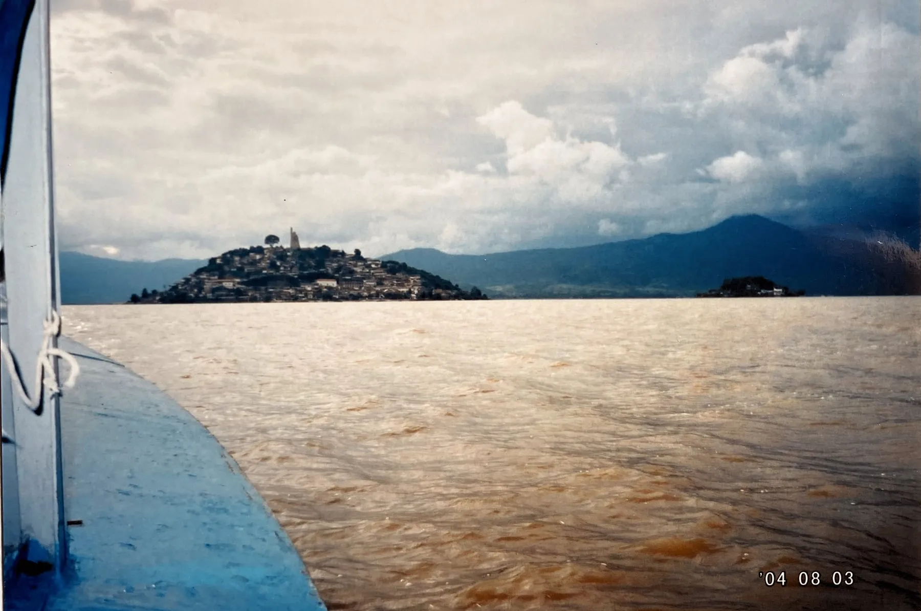 Janitzio desde la lancha, agosto de 2004