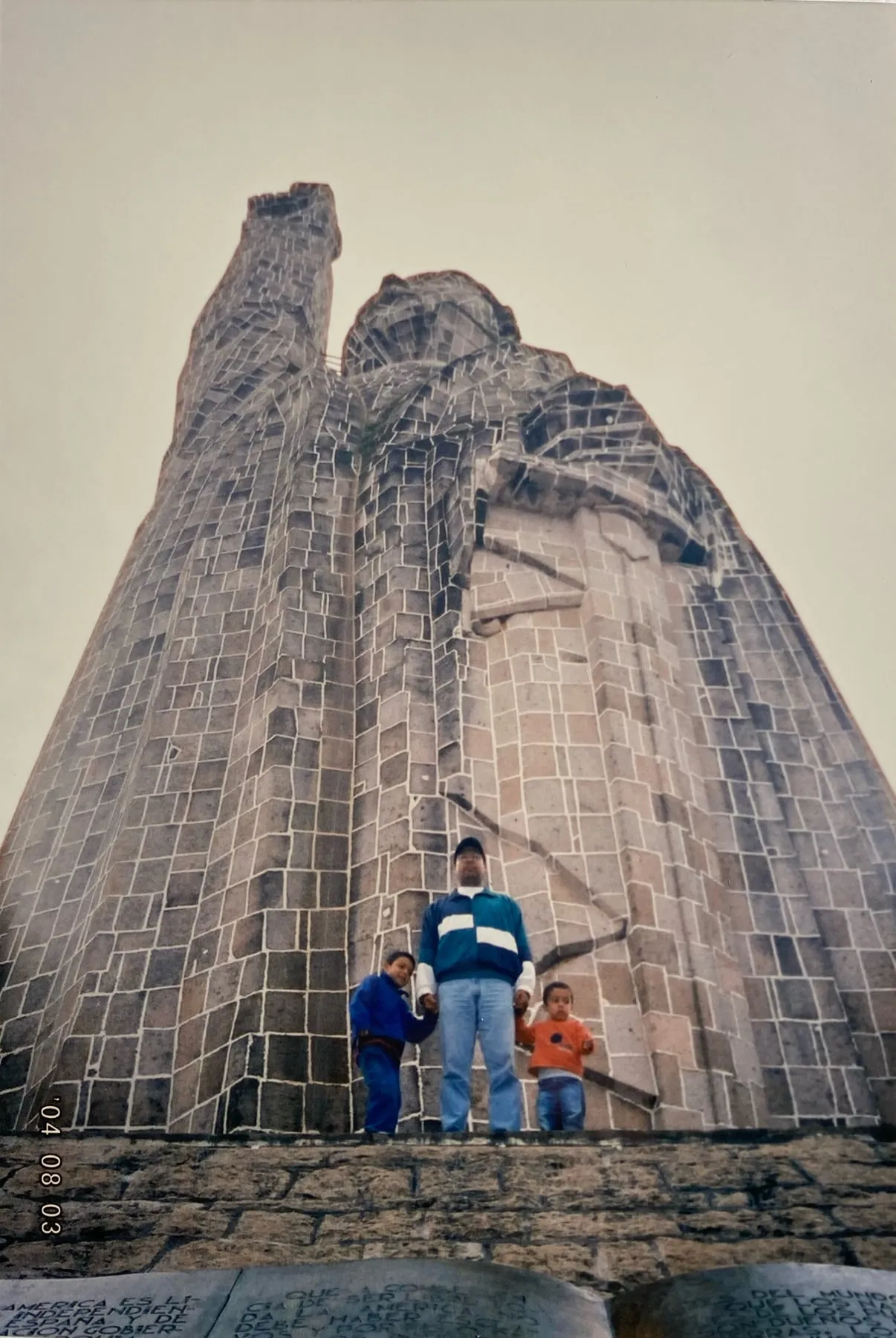 Al pie del monumento a Morelos
